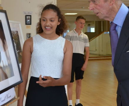 肯特公爵为纪念钻石周年访问特许学校